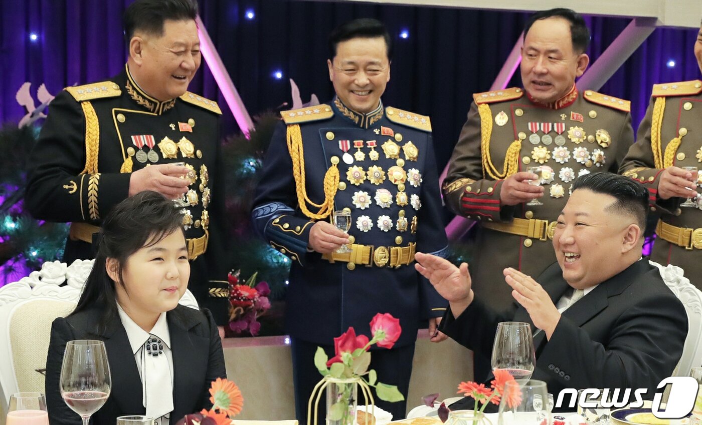 본문 이미지 - 김정은 북한 노동당 총비서가 "조선인민군 창건(건군절) 75돌을 맞으며 2월7일 인민군 장령(장성)들의 숙소를 축하 방문하고 기념연회에 참석했다＂고 8일 당 기관지 노동신문이 보도했다. 부인 리설주 여사와 딸 주애도 동행했다. [국내에서만 사용가능. 재배포 금지. DB 금지. For Use Only in the Republic of Korea. Redistribution Prohibited] rodongphoto@news1.kr