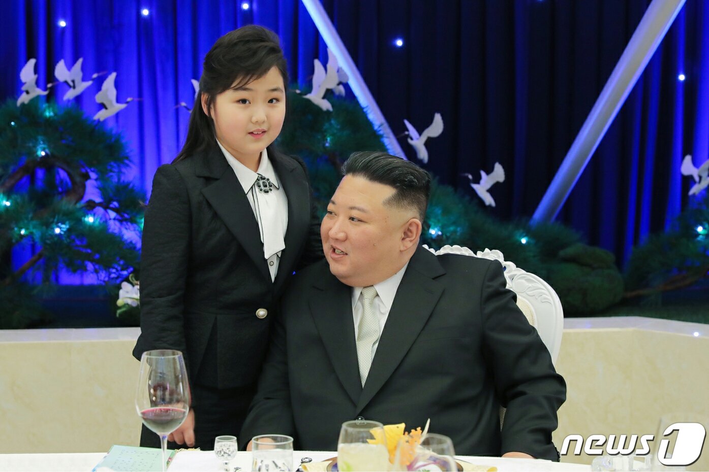 본문 이미지 - 김정은 북한 노동당 총비서가 "조선인민군 창건(건군절) 75돌을 맞으며 2월7일 인민군 장령(장성)들의 숙소를 축하 방문하고 기념연회에 참석했다＂고 8일 당 기관지 노동신문이 보도했다. 부인 리설주 여사와 딸 주애도 동행했다. [국내에서만 사용가능. 재배포 금지. DB 금지. For Use Only in the Republic of Korea. Redistribution Prohibited] rodongphoto@news1.kr