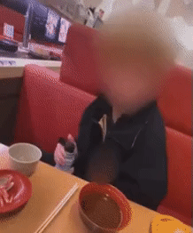 본문 이미지 - 지난달 일본 기후현의 한 대형 프랜차이즈 회전초밥집에서 촬영된 영상. 앳된 남성 손님이 간장통, 물컵, 스시에 침을 바르고 키득대고 있다. (인스타그램)