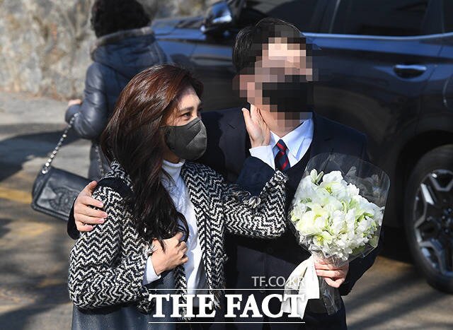 본문 이미지 - 이부진 호텔신라 사장이 지난 8일 오후 서울 시내 한 중학교 열린 아들의 졸업식에 참석하고 있다. (더팩트 제공) 2023.2.9/뉴스1