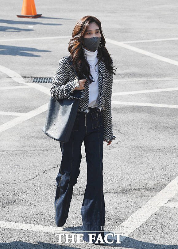 본문 이미지 - 이부진 호텔신라 사장이 지난 8일 오후 서울 시내 한 중학교 열린 아들의 졸업식에 참석하고 있다. (더팩트 제공) 2023.2.9/뉴스1