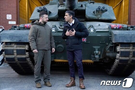 볼로디미르 젤렌스키 우크라이나 대통령과 리시 수낵 영국 총리가 지난 2월 챌린저 2 전차의 운용 훈련을 받는 우크라 군을 만나기 위해 잉글랜드 남서부 도르셋 군사 기지를 방문해 탱크 앞에서 얘기를 하고 있다. 2023.2.9. © AFP=뉴스1 © News1 우동명 기자