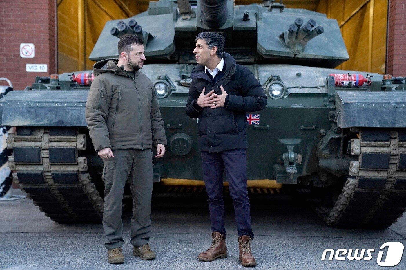 본문 이미지 - 볼로디미르 젤렌스키 우크라이나 대통령과 리시 수낵 영국 총리가 지난 2월 챌린저 2 전차의 운용 훈련을 받는 우크라 군을 만나기 위해 잉글랜드 남서부 도르셋 군사 기지를 방문해 탱크 앞에서 얘기를 하고 있다. 2023.2.9. ⓒ AFP=뉴스1 ⓒ News1 우동명 기자