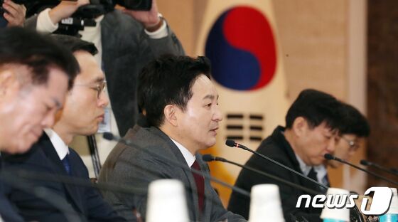 원희룡 국토교통부 장관이 9일 오전 서울 종로구 세종대로 정부서울청사에서 열린 1기 신도시 노후계획도시 정비 및 지원에 관한 특별법 관련 자치단체장 간담회에서 모두 발언을 하고 있다. 2023.2.9/뉴스1 © News1 김명섭 기자