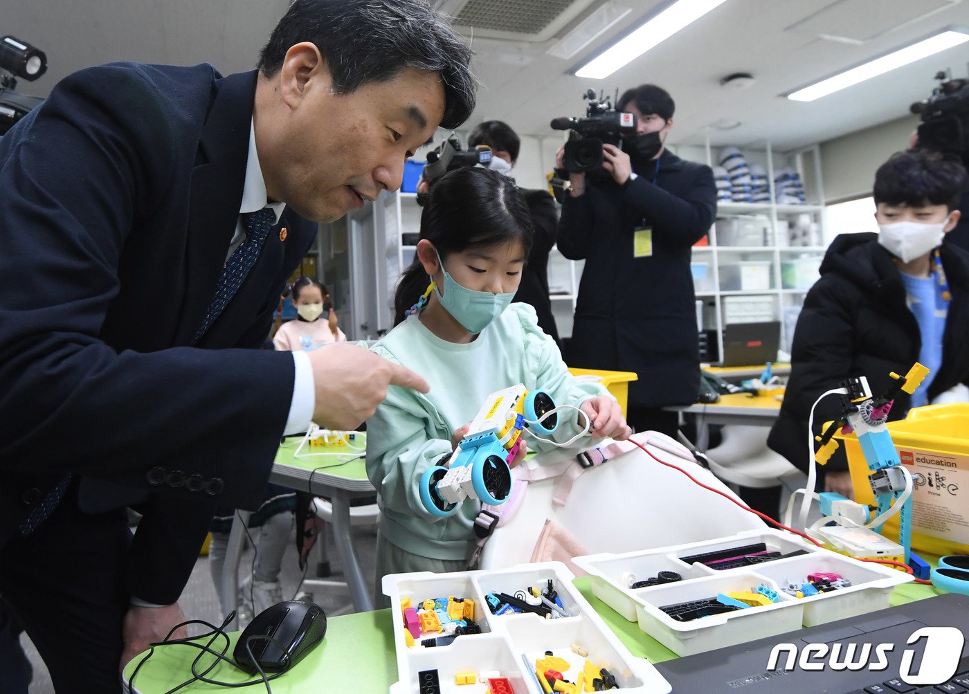 본문 이미지 - 이주호 사회부총리 겸 교육부 장관이 지난해 2월9일 오전 서울 서대문구 서울가재울초등학교 늘봄학교 관련 현장을 찾아 한 학생이 만든 자동차 코딩 로봇에 대한 설명을 듣고 있다. (공동취재) /뉴스1 ⓒ News1 이승배 기자