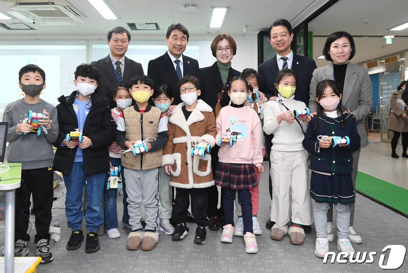 본문 이미지 - 이주호 사회부총리 겸 교육부 장관(뒷줄 왼쪽 두 번째)과 김영미 저출산·고령화위원회 부위원장, 김영호 더불어민주당 의원이 지난 2월 서울 서대문구 서울가재울초등학교 늘봄학교 관련 현장을 방문, 학생들과 기념촬영을 하고 있다. (공동취재) 2023.2.9/뉴스1 ⓒ News1 이승배 기자