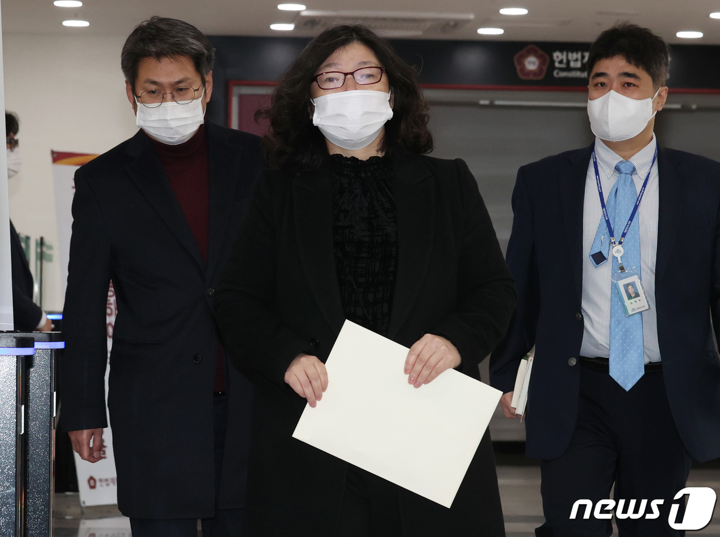 (서울=뉴스1) 구윤성 기자 = 정성희 국회 법제사법위원회 수석전문위원이 9일 오전 서울 종로구 헌법재판소에서 이상민 행정안전부 장관 탄핵 소추 의결서를 제출하기 위해 접수실로 향 …