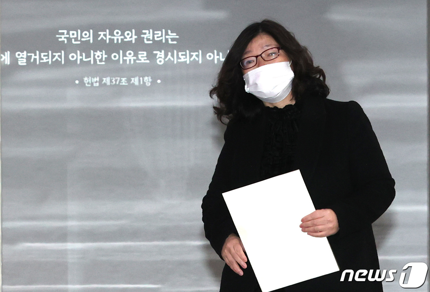 (서울=뉴스1) 구윤성 기자 = 정성희 국회 법제사법위원회 수석전문위원이 9일 오전 서울 종로구 헌법재판소에서 이상민 행정안전부 장관 탄핵 소추 의결서를 제출하기 위해 접수실로 향 …