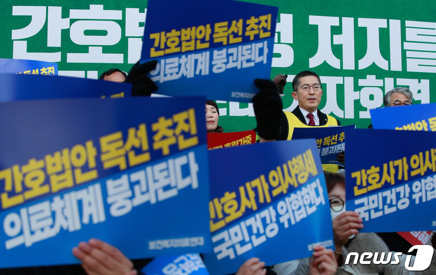 본문 이미지 - 이필수 대한의사협회장이 9일 서울 여의도 국회의사당 앞에서 간호법 제정 반대 구호를 외치고 있다. 2023.2.9/뉴스1 ⓒ News1 안은나 기자