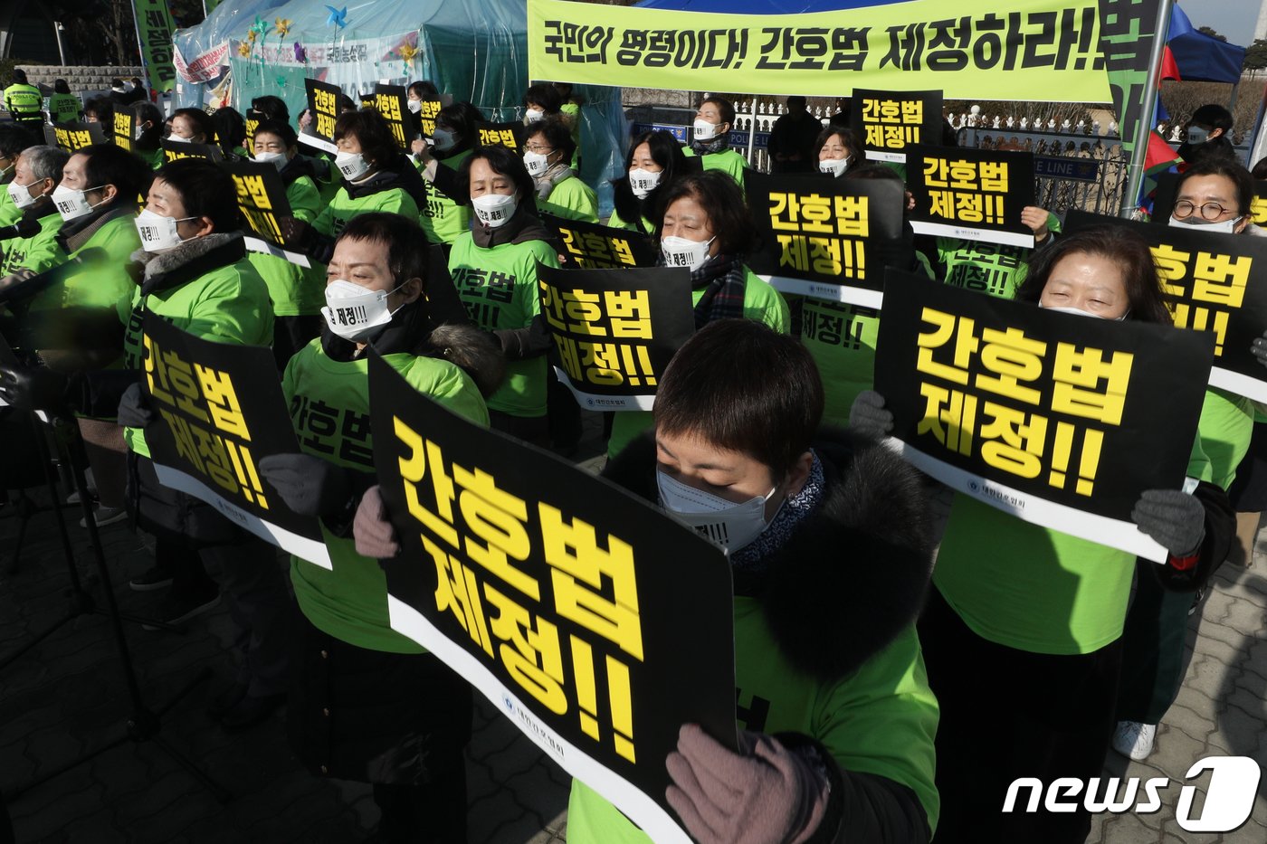 본문 이미지 - 대한간호협회 회원들이 지난 9일 서울 여의도 국회의사당 앞에서 간호법 제정·국회 법제사법위원회(법사위) 통과를 촉구하며 구호를 외치고 있는 모습./뉴스1 ⓒ News1 안은나 기자