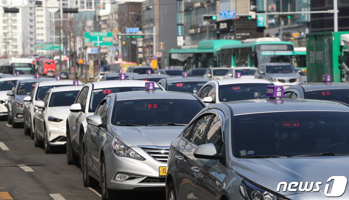 본문 이미지 - 사진은 9일 오전 경기 수원시 팔달구 수원역 택시승강장에 택시들이 정차해 있는 모습. 2023.2.9/뉴스1 ⓒ News1 김영운 기자