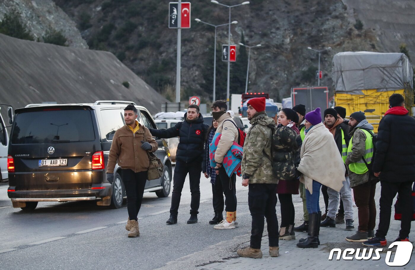 본문 이미지 - 9일(현지시간) 튀르키예 하타이 벨렌 지역에서 봉사자들이 지진 피해 현장으로 이동하기 위해 차량을 구하고 있다. 2023.2.9/뉴스1 ⓒ News1 김도우 기자