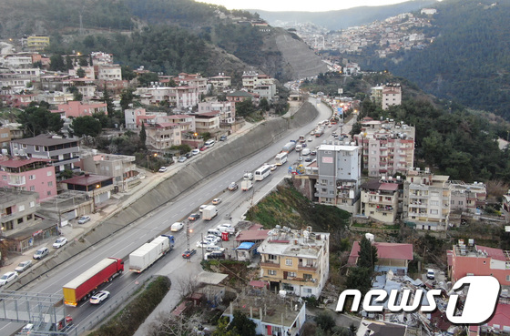 지진 피해로 정체되는 도로