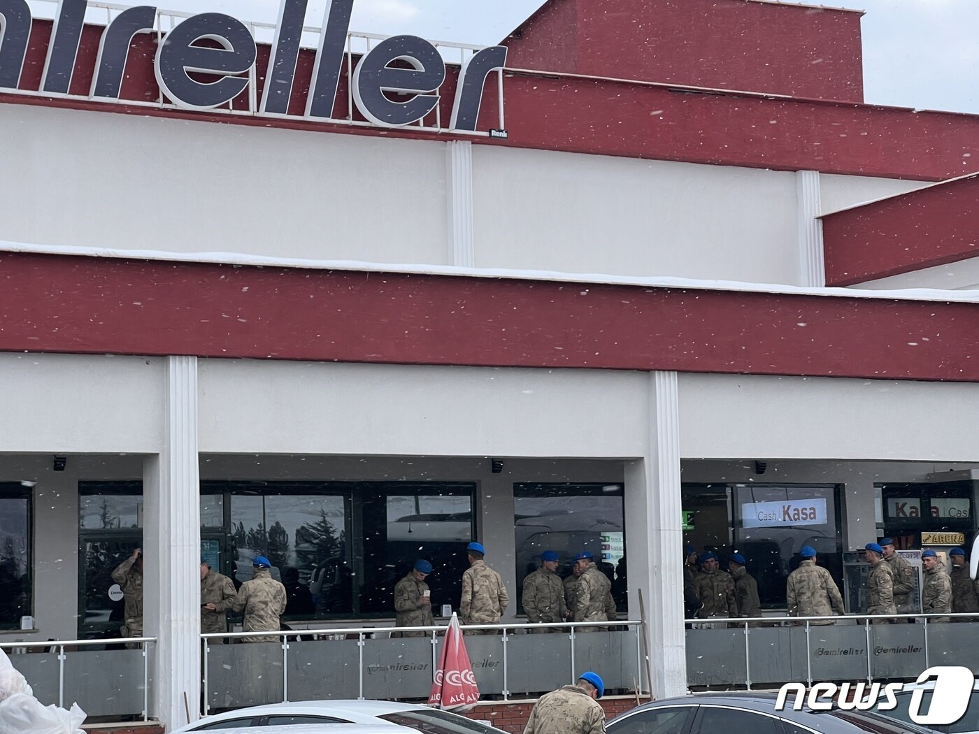 본문 이미지 - 튀르키예의 한 휴게소에서 구호 인력들이 휴식을 취하고 있다. 2023.02.08/뉴스1