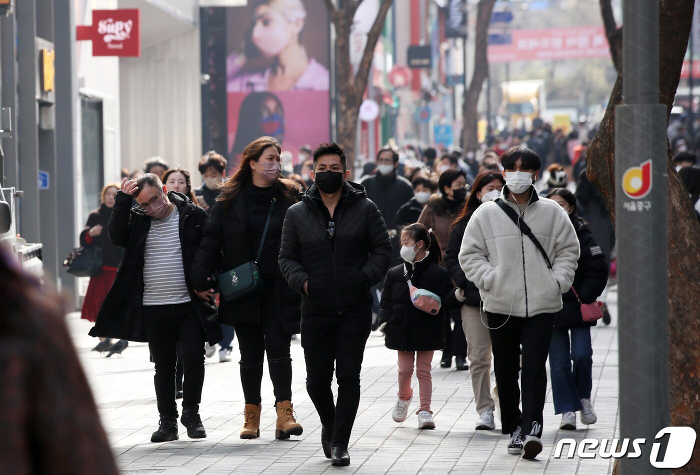 본문 이미지 - 9일 오후 외국인 관광객들이 서울 명동거리를 걷고 있다. 전세계 코로나19 유행이 감소세에 접어들면서 해외여행 수요가 늘어나고 있다. 2023.2.9/뉴스1 ⓒ News1 구윤성 기자