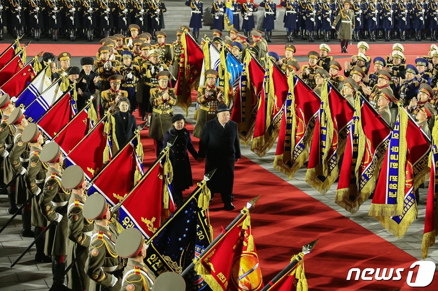 본문 이미지 - &#40;평양 노동신문=뉴스1&#41; = 지난 8일에 열린 북한 인민군 창건 75주년 기념 열병식에서 김정은 노동당 총비서가 인민군 각 군종 및 병종부대들의 깃발을 사열하고 있다. [국내에서만 사용가능. 재배포 금지. DB 금지. For Use Only in the Republic of Korea. Redistribution Prohibited] rodongphoto@news1.kr