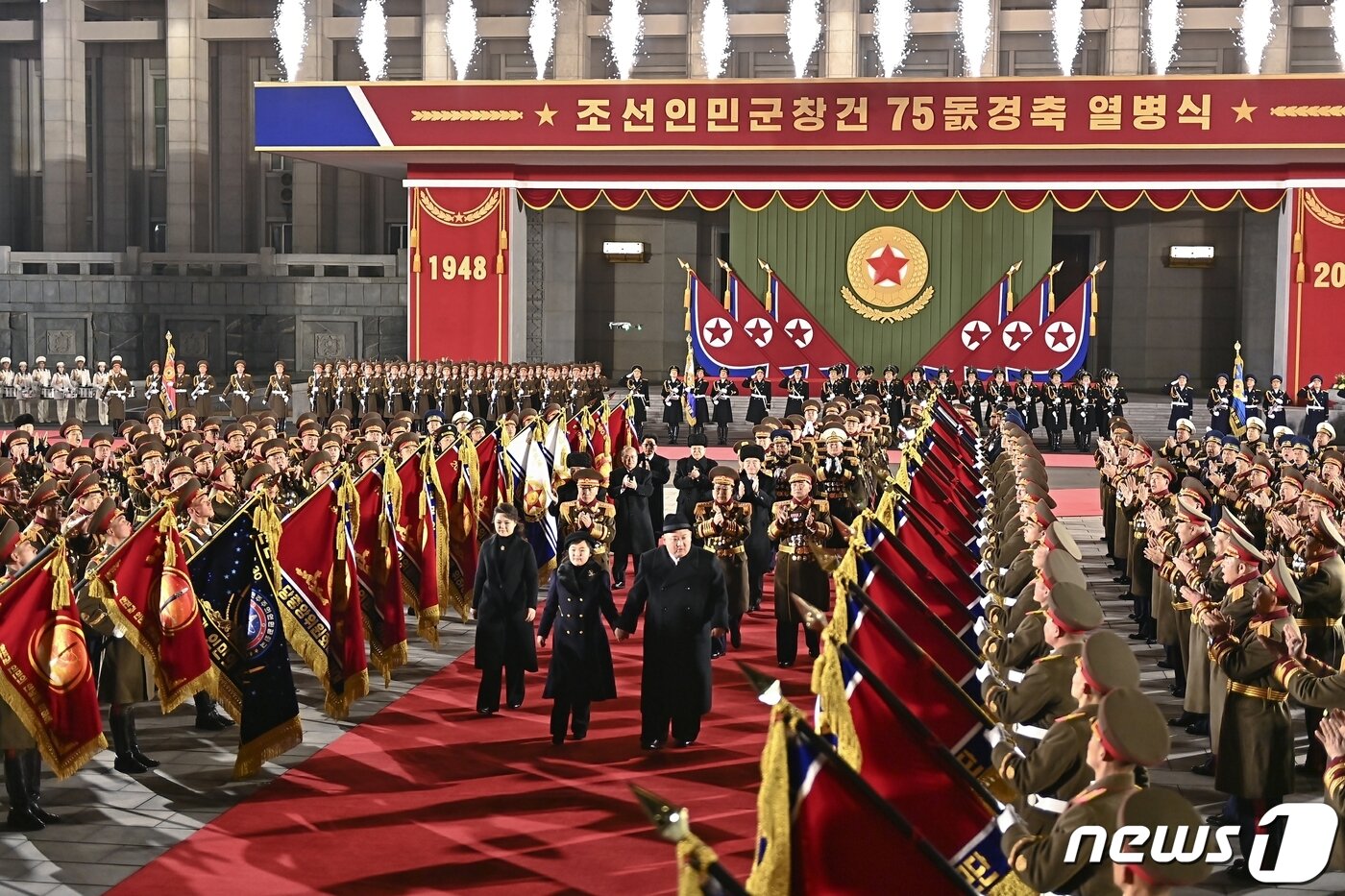 본문 이미지 - (평양 노동신문=뉴스1) = 북한 노동당 기관지 노동신문은 9일 조선인민군 창건일(건군절) 75주년을 맞아 지난 8일 평양 김일성광장에서 야간 열병식을 개최했다고 보도했다. 열병식에는 김 총비서가 딸인 김주애와 부인 리설주 여사와 함께 참석했다. 이날 열병식은 김 총비서 집권 이후 13번째 열병식이며, 야간열병식으로는 5번째다. [국내에서만 사용가능. 재배포 금지. DB 금지. For Use Only in the Republic of Korea. Redistribution Prohibited] rodongphoto@news1.kr
