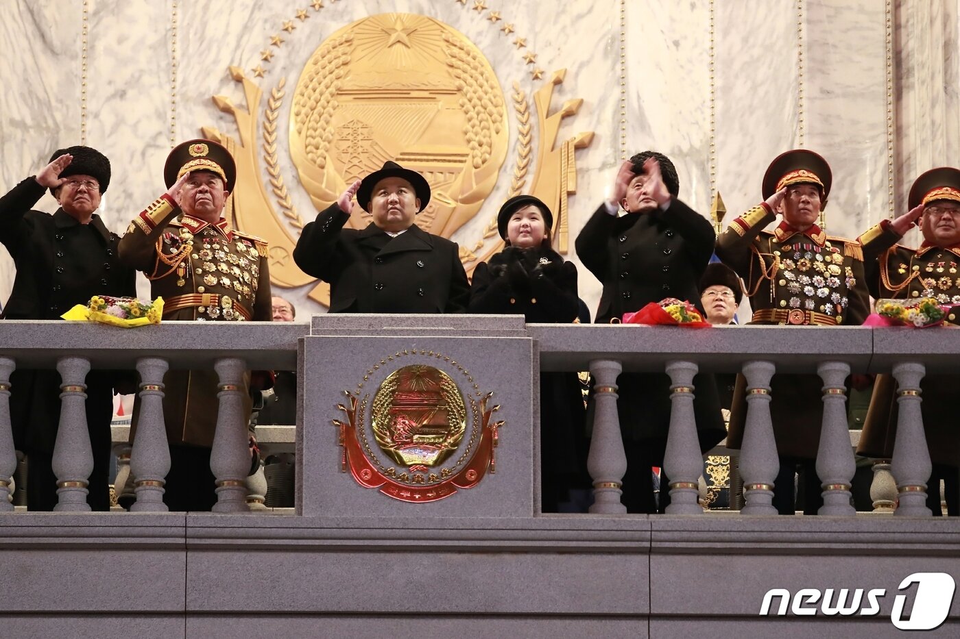 본문 이미지 - (평양 노동신문=뉴스1) = 북한 노동당 기관지 노동신문은 9일 조선인민군 창건일(건군절) 75주년을 맞아 지난 8일 평양 김일성광장에서 야간 열병식을 개최했다고 보도했다. 열병식에는 김 총비서가 딸인 김주애와 부인 리설주 여사와 함께 참석했다. [국내에서만 사용가능. 재배포 금지. DB 금지. For Use Only in the Republic of Korea. Redistribution Prohibited] rodongphoto@news1.kr
