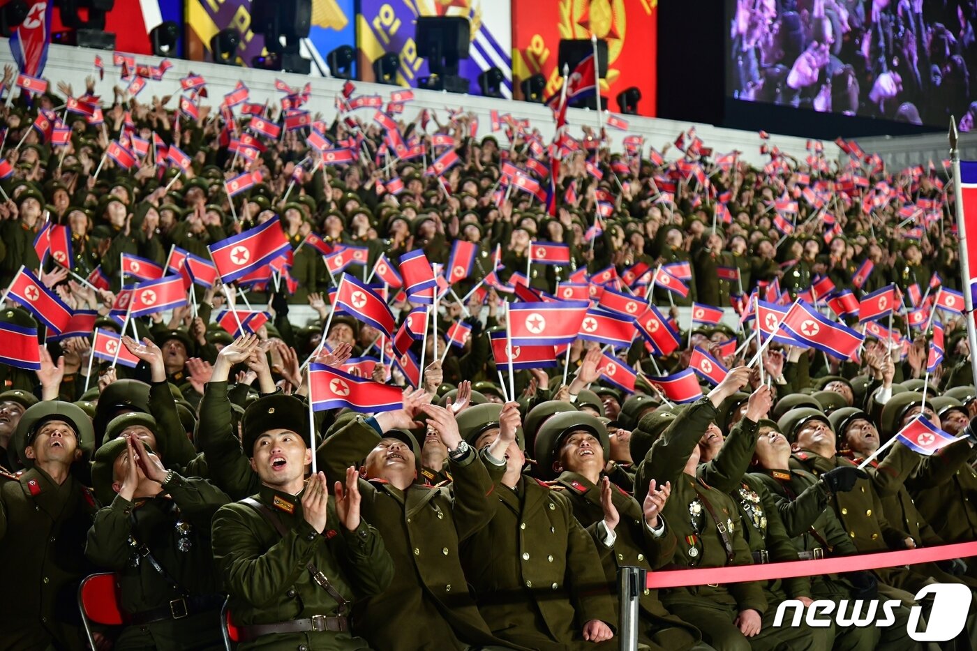 본문 이미지 - (평양 노동신문=뉴스1) = 북한 노동당 기관지 노동신문은 9일 조선인민군 창건일(건군절) 75주년을 맞아 지난 8일 평양 김일성광장에서 야간 열병식을 개최했다고 보도했다. 열병식에는 김 총비서가 딸인 김주애와 부인 리설주 여사와 함께 참석했다. [국내에서만 사용가능. 재배포 금지. DB 금지. For Use Only in the Republic of Korea. Redistribution Prohibited] rodongphoto@news1.kr