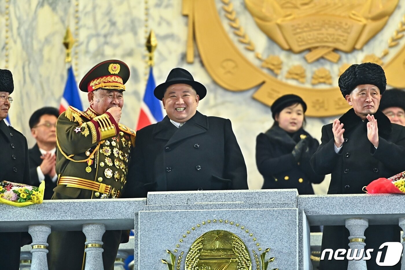 본문 이미지 - (평양 노동신문=뉴스1) = 북한 노동당 기관지 노동신문은 9일 조선인민군 창건일(건군절) 75주년을 맞아 지난 8일 평양 김일성광장에서 야간 열병식을 개최했다고 보도했다. 열병식에는 김 총비서가 딸인 김주애와 부인 리설주 여사와 함께 참석했다. [국내에서만 사용가능. 재배포 금지. DB 금지. For Use Only in the Republic of Korea. Redistribution Prohibited] rodongphoto@news1.kr