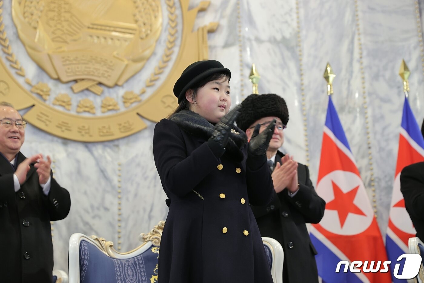본문 이미지 - (평양 노동신문=뉴스1) = 북한 노동당 기관지 노동신문은 9일 조선인민군 창건일(건군절) 75주년을 맞아 지난 8일 평양 김일성광장에서 야간 열병식을 개최했다고 보도했다. 열병식에는 김 총비서가 딸인 김주애와 부인 리설주 여사와 함께 참석했다. [국내에서만 사용가능. 재배포 금지. DB 금지. For Use Only in the Republic of Korea. Redistribution Prohibited] rodongphoto@news1.kr