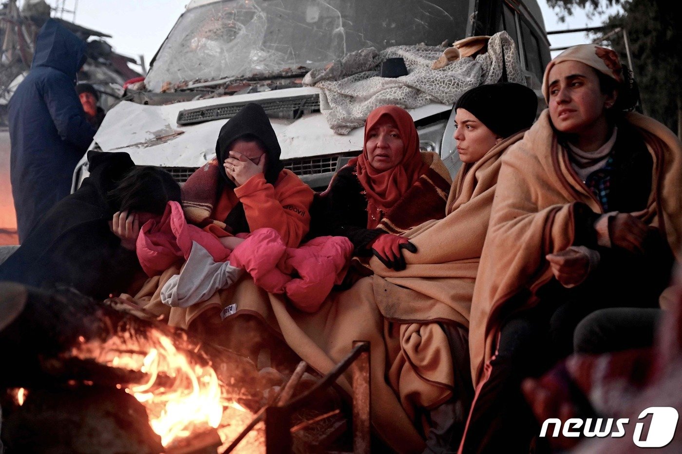 본문 이미지 - 규모 7.8 강진 발생 사흘째인 8일(현지시간) 튀르키예 남부 카라만마라스에서 갈 곳을 잃은 이재민들이 추위에 떨며 담요를 뒤집어 쓴 채 모닥불을 피우고 있다. 2023.2.8. ⓒ AFP=뉴스1 ⓒ News1 김성식 기자