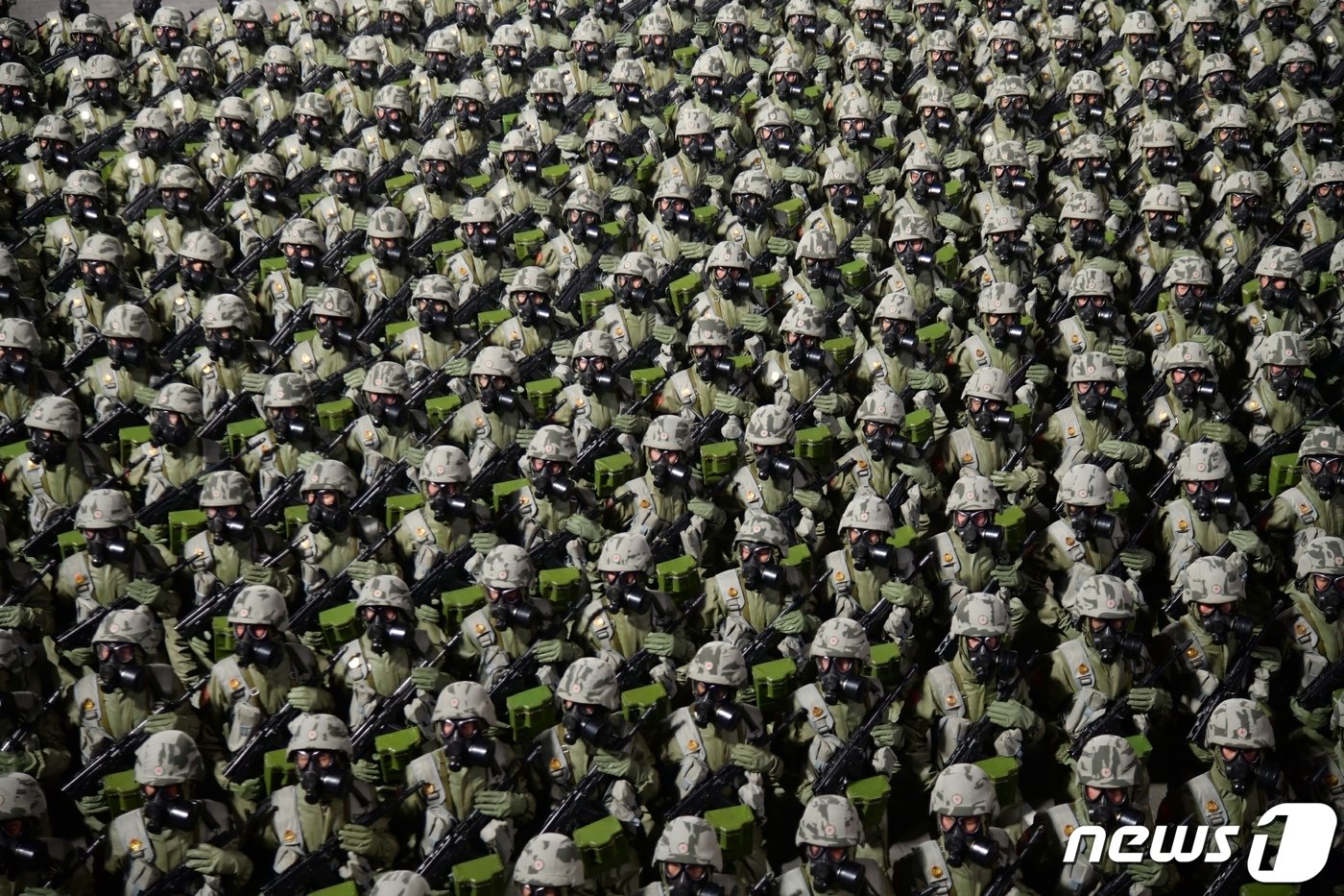 본문 이미지 - (평양 노동신문=뉴스1) = 북한 야간 열병식. [국내에서만 사용가능. 재배포 금지. DB 금지. For Use Only in the Republic of Korea. Redistribution Prohibited] rodongphoto@news1.kr