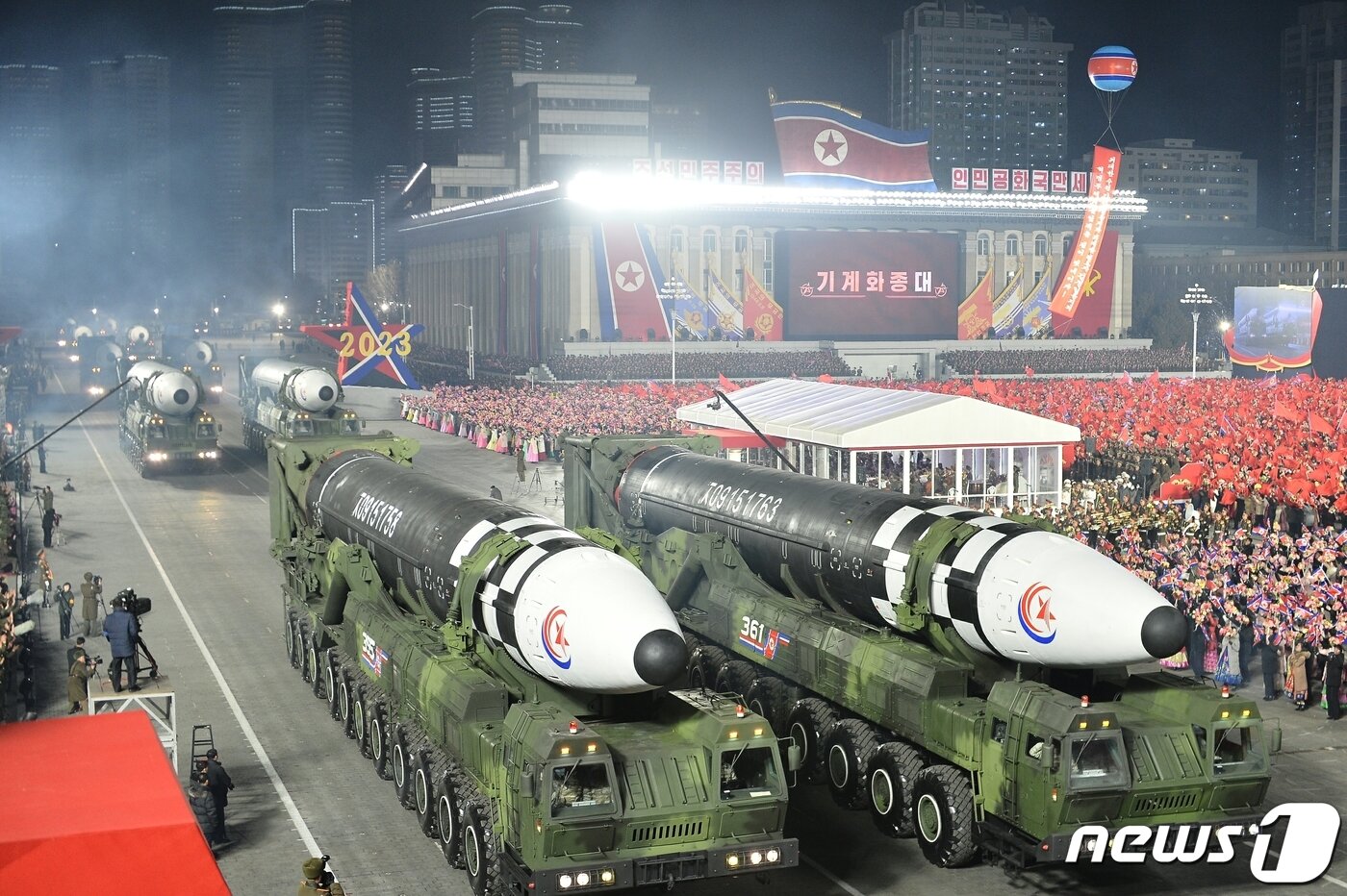 본문 이미지 - (평양 노동신문=뉴스1) = 북한이 인민군 창건일(건군절) 75주년인 8일 평양 김일성광장에서 열병식을 개최했다고 노동당 기관지 노동신문이 9일 보도했다. 북한 대륙간탄도미사일(ICBM) '화성-17형(화성포-17형)' 10여기가 광장을 지나고 있다. [국내에서만 사용가능. 재배포 금지. DB 금지. For Use Only in the Republic of Korea. Redistribution Prohibited] rodongphoto@news1.kr