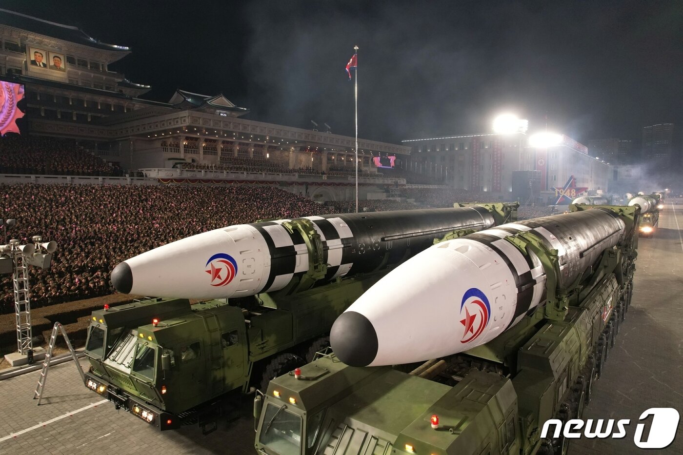 본문 이미지 - (평양 노동신문=뉴스1) = 북한이 인민군 창건일(건군절) 75주년인 8일 평양 김일성광장에서 열병식을 개최했다고 노동당 기관지 노동신문이 9일 보도했다. 북한 대륙간탄도미사일(ICBM) '화성-17형(화성포-17형)' 10여기가 광장을 지나고 있다. [국내에서만 사용가능. 재배포 금지. DB 금지. For Use Only in the Republic of Korea. Redistribution Prohibited] rodongphoto@news1.kr