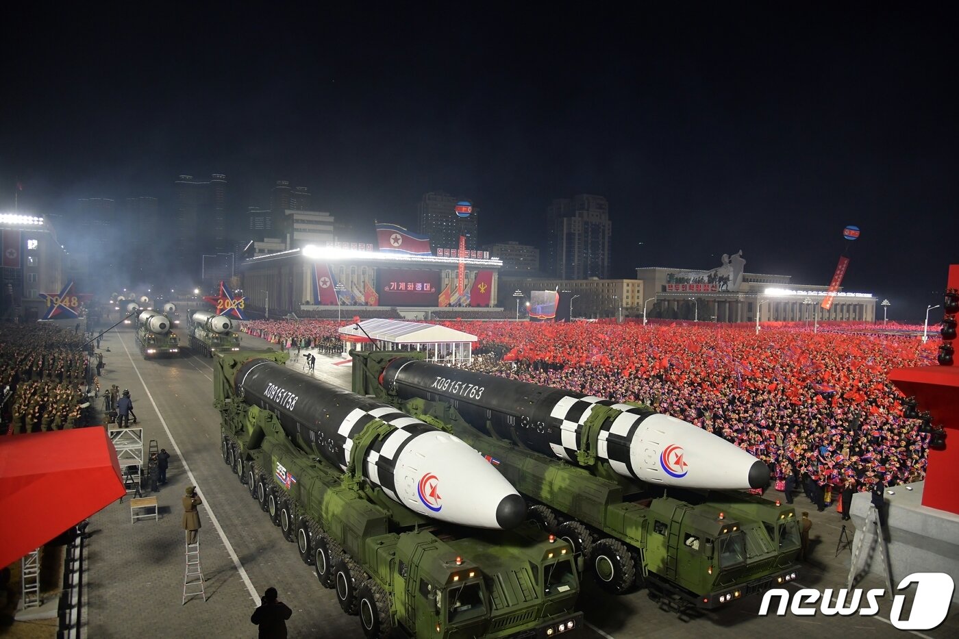 본문 이미지 - (평양 노동신문=뉴스1) = 북한이 인민군 창건일(건군절) 75주년인 8일 평양 김일성광장에서 열병식을 개최했다고 노동당 기관지 노동신문이 9일 보도했다. 북한 대륙간탄도미사일(ICBM) '화성-17형(화성포-17형)' 10여기가 광장을 지나고 있다. [국내에서만 사용가능. 재배포 금지. DB 금지. For Use Only in the Republic of Korea. Redistribution Prohibited] rodongphoto@news1.kr