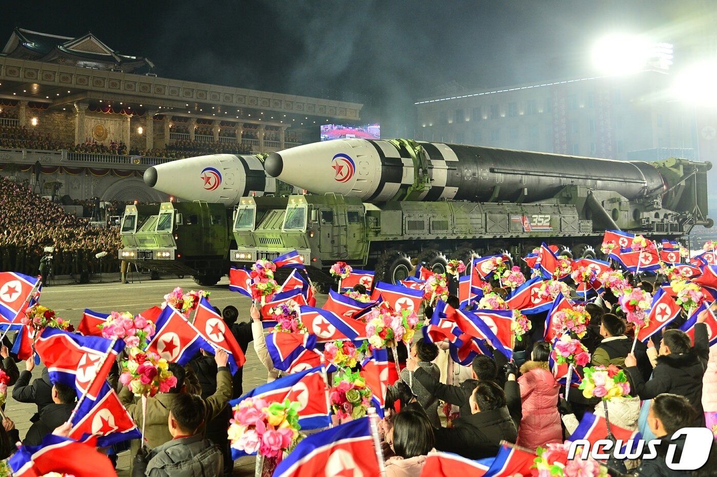 본문 이미지 - (평양 노동신문=뉴스1) = 북한이 인민군 창건일(건군절) 75주년인 8일 평양 김일성광장에서 열병식을 개최했다고 노동당 기관지 노동신문이 9일 보도했다. 이번 열병식에는 북한 대륙간탄도미사일(ICBM) '화성-17형(화성포-17형)' 10여기가 공개됐다. [국내에서만 사용가능. 재배포 금지. DB 금지. For Use Only in the Republic of Korea. Redistribution Prohibited] rodongphoto@news1.kr