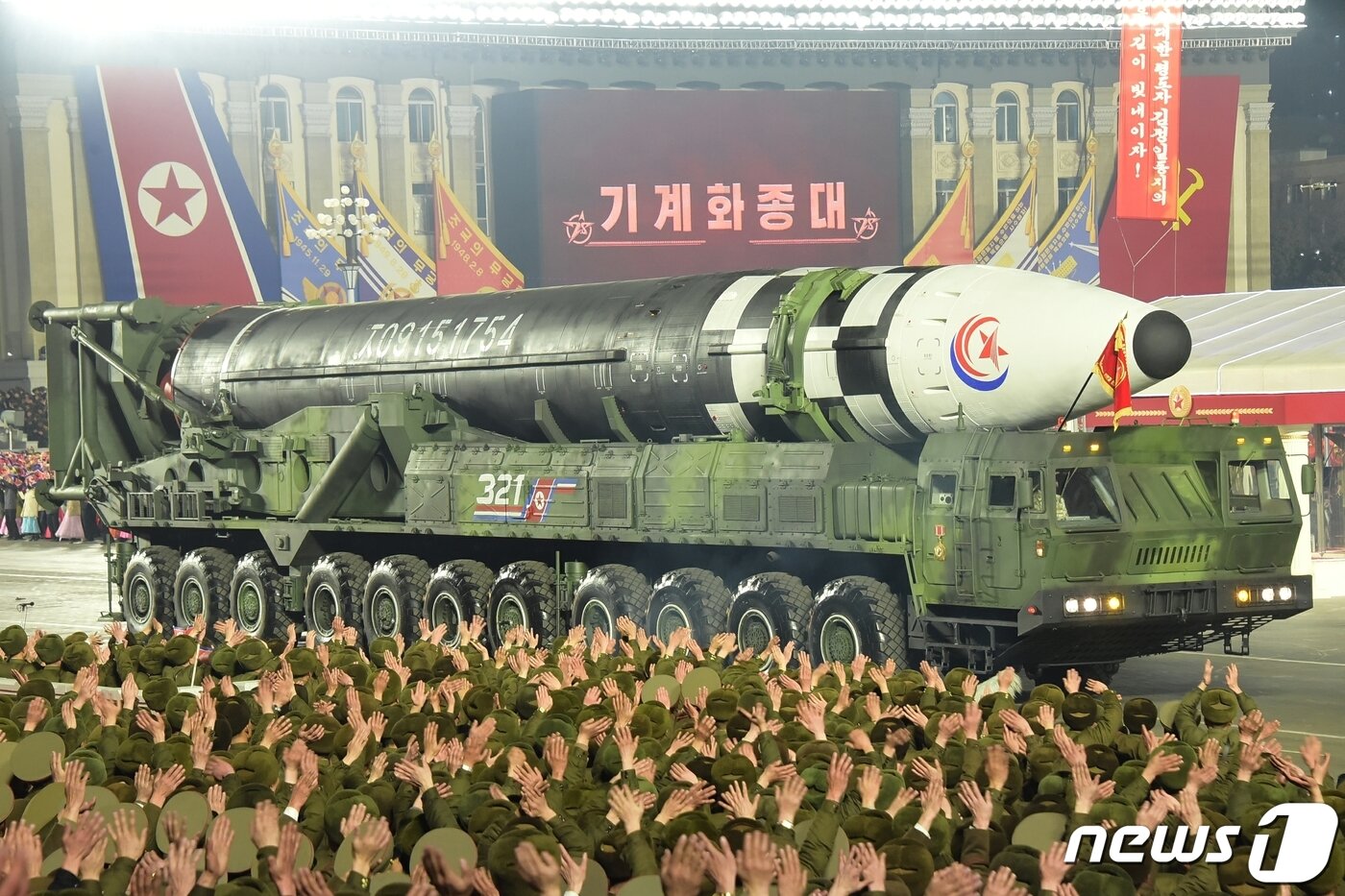 본문 이미지 - (평양 노동신문=뉴스1) = 북한이 인민군 창건일(건군절) 75주년인 8일 평양 김일성광장에서 열병식을 개최했다고 노동당 기관지 노동신문이 9일 보도했다. 북한 대륙간탄도미사일(ICBM) '화성-17형(화성포-17형)' 10여기가 광장을 지나고 있다. [국내에서만 사용가능. 재배포 금지. DB 금지. For Use Only in the Republic of Korea. Redistribution Prohibited] rodongphoto@news1.kr