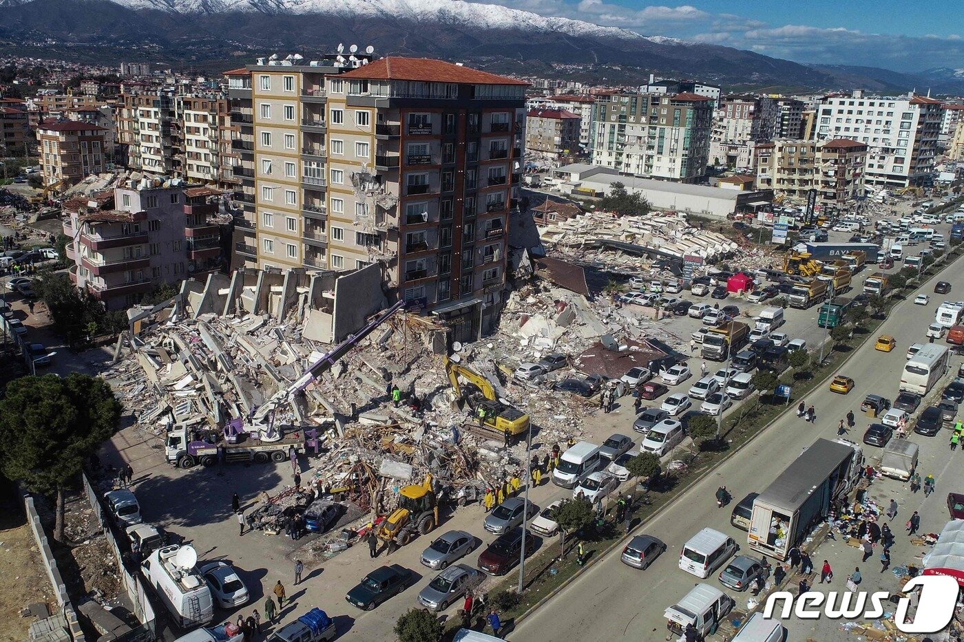 본문 이미지 - 규모 7.8 강진이 발생한 지 사흘째인 8일(현지시간) 튀르키예 남부 하타이의 한 고층 아파트 단지에서 아파트 건물 여러 동이 완전히 무너져 잔해로 뒤덮인 모습이다. 2023.2.8. ⓒ AFP=뉴스1 ⓒ News1 김성식 기자