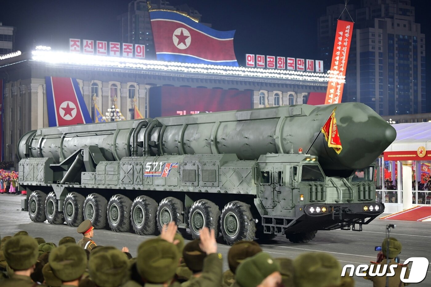 본문 이미지 - (평양 노동신문=뉴스1) = 북한이 인민군 창건일(건군절) 75주년인 8일 평양 김일성광장에서 열병식을 개최했다고 노동당 기관지 노동신문이 9일 보도했다. 북한은 이번 열병식에서 고체연료 엔진을 적용한 신형 미사일로 추정되는 무기를 공개했다. [국내에서만 사용가능. 재배포 금지. DB 금지. For Use Only in the Republic of Korea. Redistribution Prohibited] rodongphoto@news1.kr