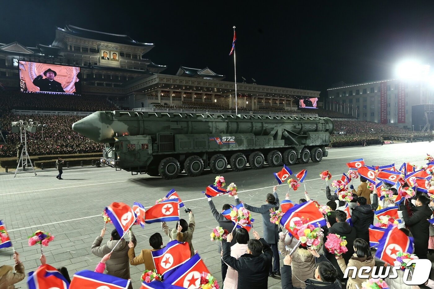 본문 이미지 - (평양 노동신문=뉴스1) = 북한이 인민군 창건일(건군절) 75주년인 8일 평양 김일성광장에서 열병식을 개최했다고 노동당 기관지 노동신문이 9일 보도했다. 북한은 이번 열병식에서 고체연료 엔진을 적용한 신형 미사일로 추정되는 무기를 공개했다. [국내에서만 사용가능. 재배포 금지. DB 금지. For Use Only in the Republic of Korea. Redistribution Prohibited] rodongphoto@news1.kr