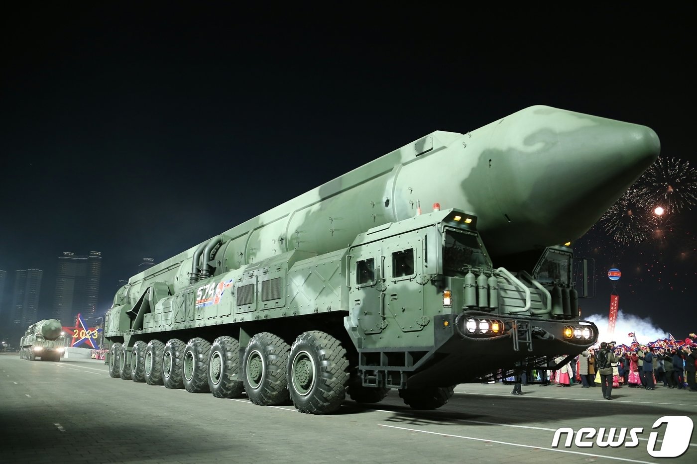 본문 이미지 - (평양 노동신문=뉴스1) = 북한의 고체연료 엔진 적용 대륙간탄도미사일(ICBM) 추정 무기. [국내에서만 사용가능. 재배포 금지. DB 금지. For Use Only in the Republic of Korea. Redistribution Prohibited] rodongphoto@news1.kr