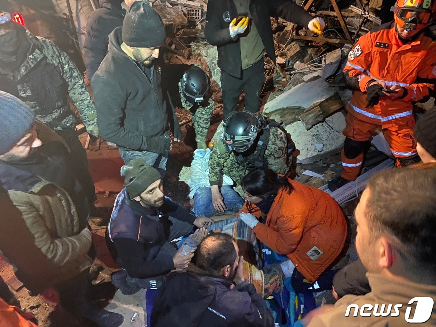 본문 이미지 - 강진이 발생한 튀르키예로 파견된 '대한민국 긴급구호대'(KDRT)가 9일 첫 생존자를 구조했다고 밝혔다. 생존자는 70대 중반 남성으로 건강 상에 문제는 없는 것으로 알려졌다. (대한민국 긴급구호대(KDRT) 제공) 2023.2.9/뉴스1