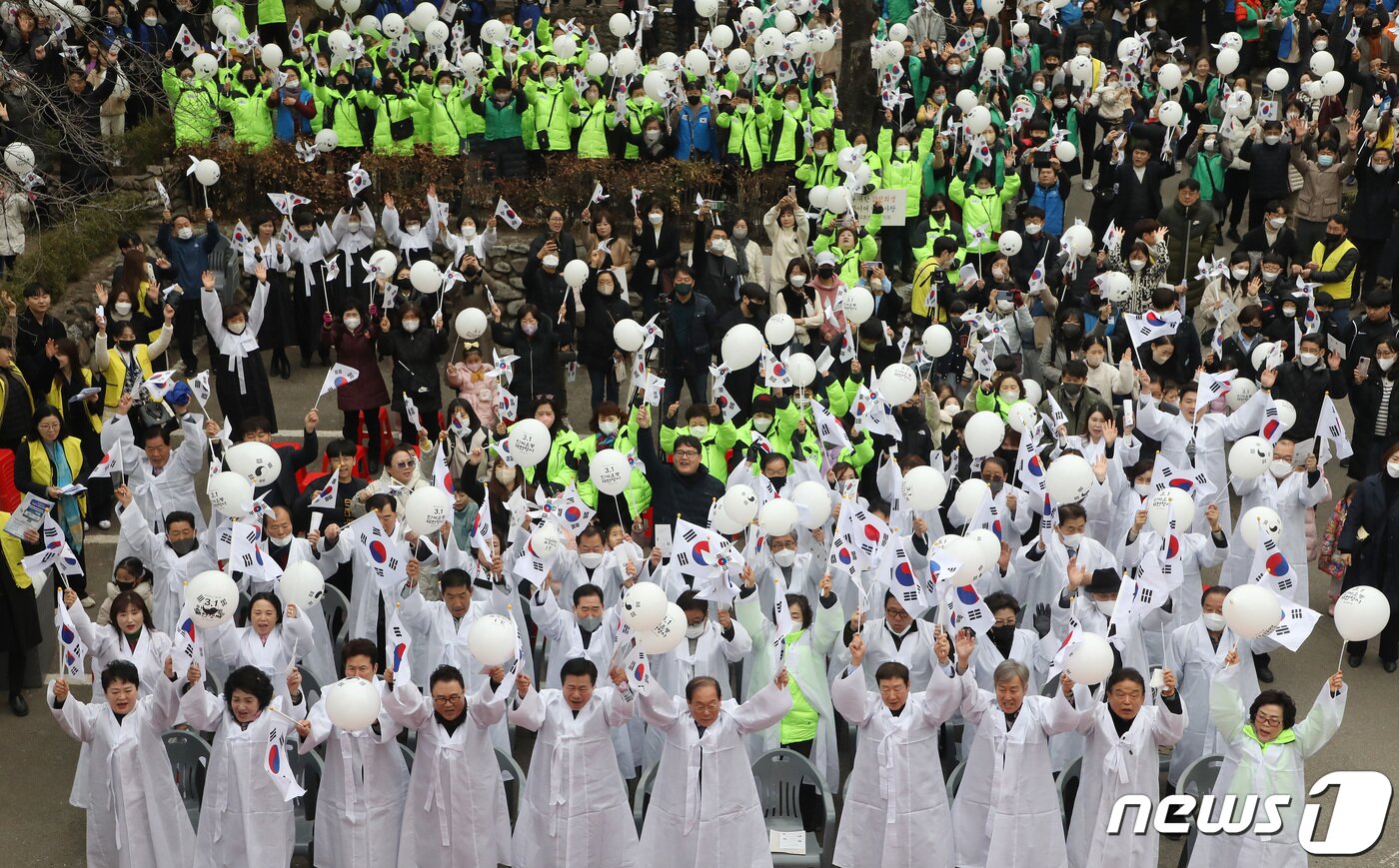 본문 이미지 - 제104주년 3.1절을 맞아 1일 오전 대구 중구 청라언덕에서 열린 '3.1만세운동 재현 행사'에 참여한 시민들이 3.1만세운동의 숭고한 뜻을 되새기며 만세삼창을 하고 있다. 2023.3.1/뉴스1 ⓒ News1 공정식 기자