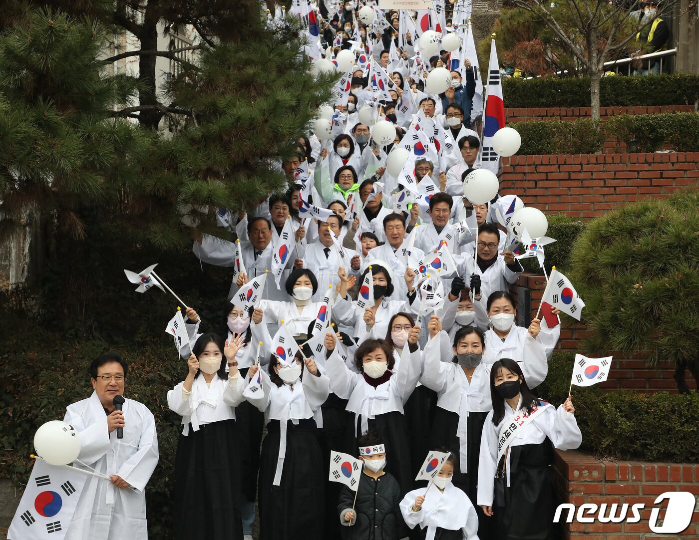 본문 이미지 - 제104주년 3.1절을 맞아 1일 오전 대구 중구 청라언덕에서 열린 '3.1만세운동 재현 행사'에 참여한 시민들이 3.1만세운동길을 따라 행진하며 만세삼창을 하고 있다. 2023.3.1/뉴스1 ⓒ News1 공정식 기자