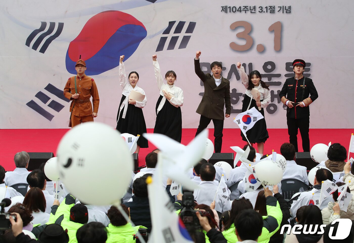 본문 이미지 - 제104주년 3.1절을 맞아 1일 오전 대구 중구 청라언덕에서 열린 '3.1만세운동 재현 행사'에서 3.1만세운동을 주제로 한 뮤지컬 공연이 열리고 있다. 2023.3.1/뉴스1 ⓒ News1 공정식 기자