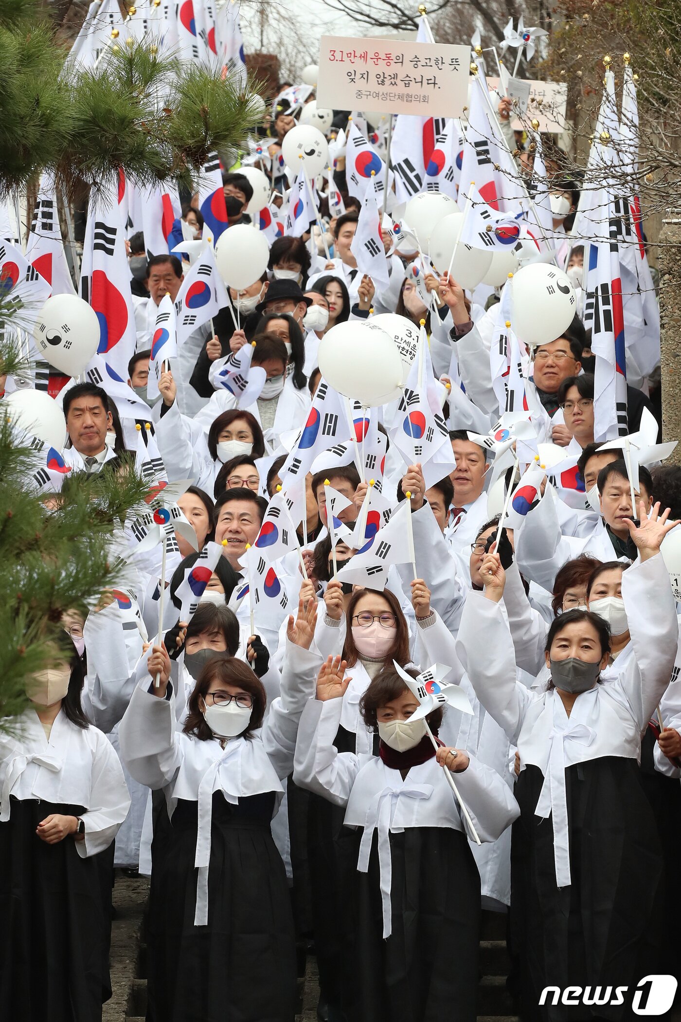 본문 이미지 - 제104주년 3.1절을 맞아 1일 오전 대구 중구 청라언덕에서 열린 '3.1만세운동 재현 행사'에 참여한 시민들이 3.1만세운동길을 따라 행진하며 만세삼창을 하고 있다. 2023.3.1/뉴스1 ⓒ News1 공정식 기자