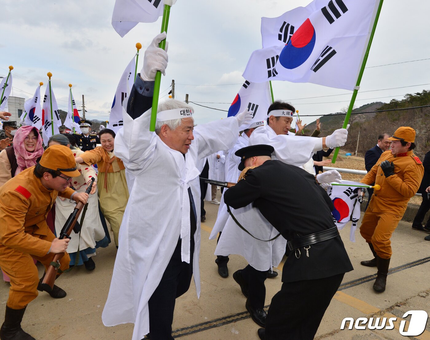 본문 이미지 - 104주년 3·1절인 1일 경북 포항시 북구 송라면 대전리에서 만세운동 재현 행사가 진행되고 있다.2023.3.1/뉴스1 ⓒ News1 최창호 기자