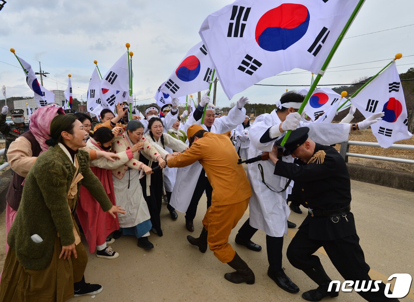 본문 이미지 - 104주년 3·1절인 1일 경북 포항시 북구 송라면 대전리에서 만세운동 재현 행사가 진행되고 있다.2023.3.1/뉴스1 ⓒ News1 최창호 기자