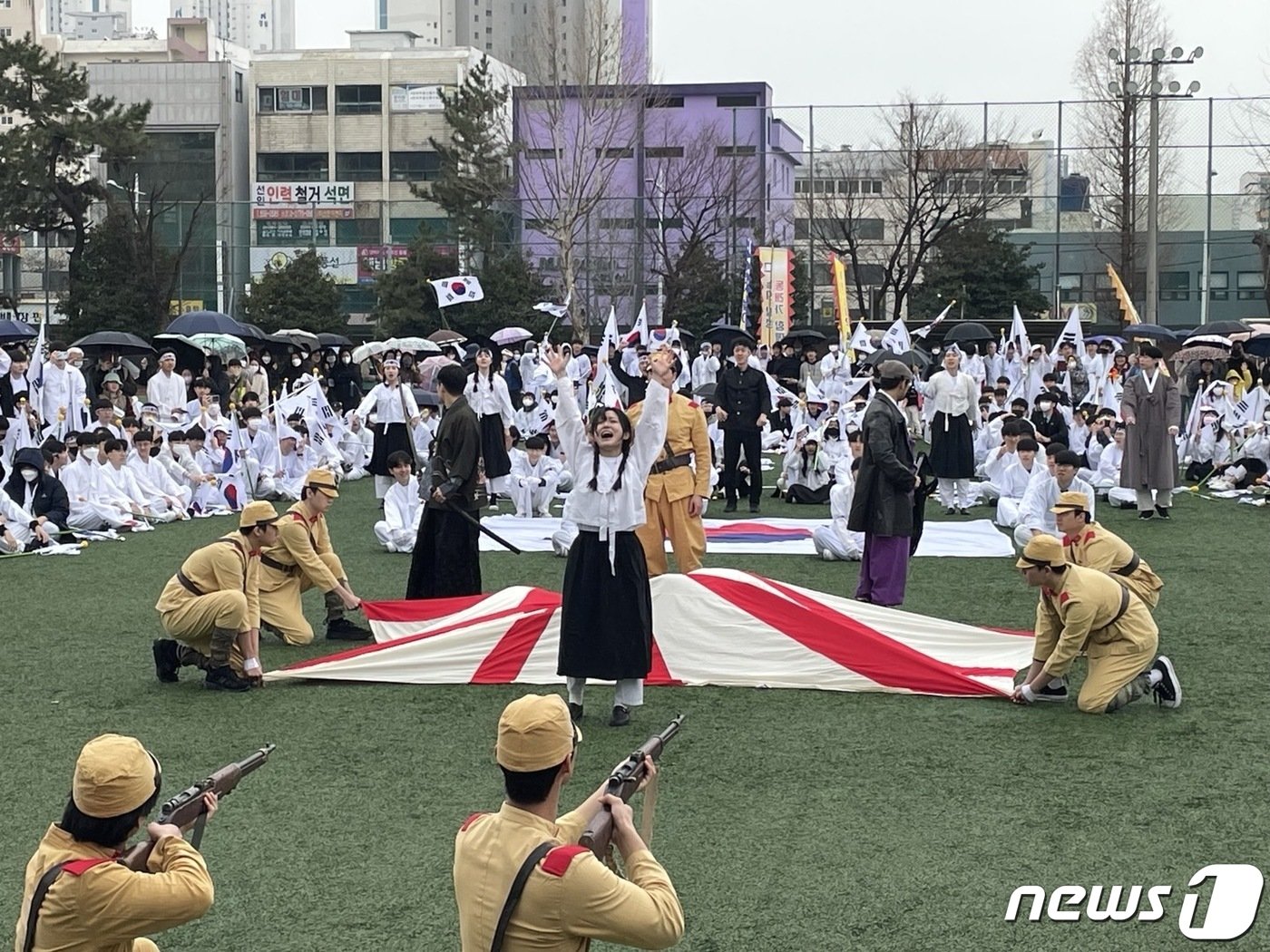 부산 동래구에서 1일 오전 10시에 ‘3.1독립만세운동 재현행사’의 ‘광야의 바람 박차정’ 퍼포먼스가 진행되고 있다.2023.3.1/뉴스1 ⓒ News1 강승우 기자