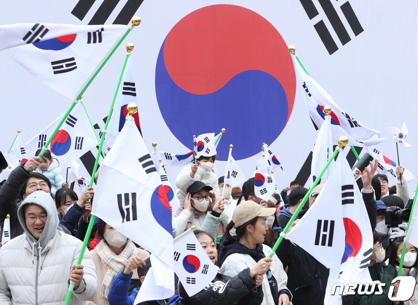 본문 이미지 - 제104주년 3·1절인 1일 오전 서울 서대문구 서대문형무소역사관에서 열린 '1919 그날의 함성' 행사에서 시민들이 대한독립 만세를 외치고 있다. 2023.3.1/뉴스1 ⓒ News1 신웅수 기자