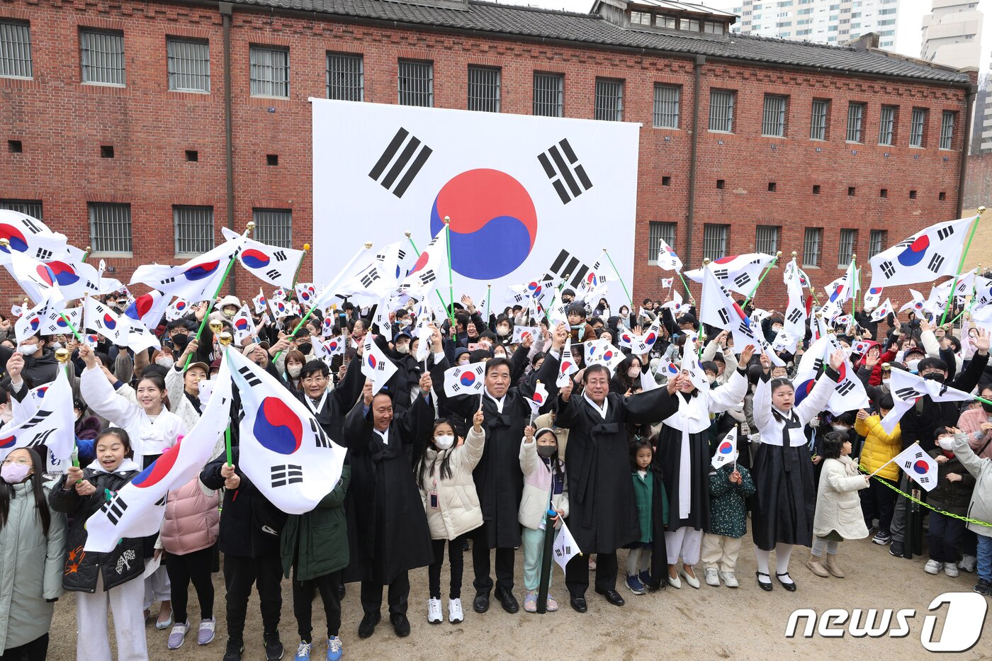 본문 이미지 - 제104주년 3·1절인 1일 오전 서울 서대문구 서대문형무소역사관에서 열린 '1919 그날의 함성' 행사에서 시민들이 대한독립 만세를 외치고 있다. 2023.3.1/뉴스1 ⓒ News1 신웅수 기자