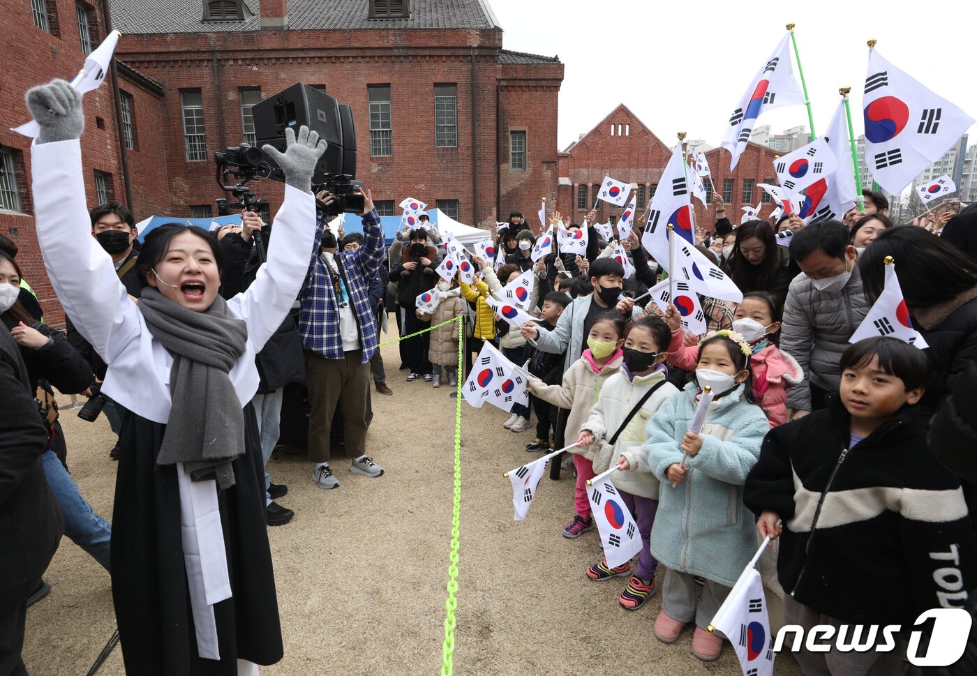 본문 이미지 - 제104주년 3·1절인 1일 오전 서울 서대문구 서대문형무소역사관에서 열린 '1919 그날의 함성' 행사에서 시민들이 대한독립 만세를 외치고 있다. 2023.3.1/뉴스1 ⓒ News1 신웅수 기자
