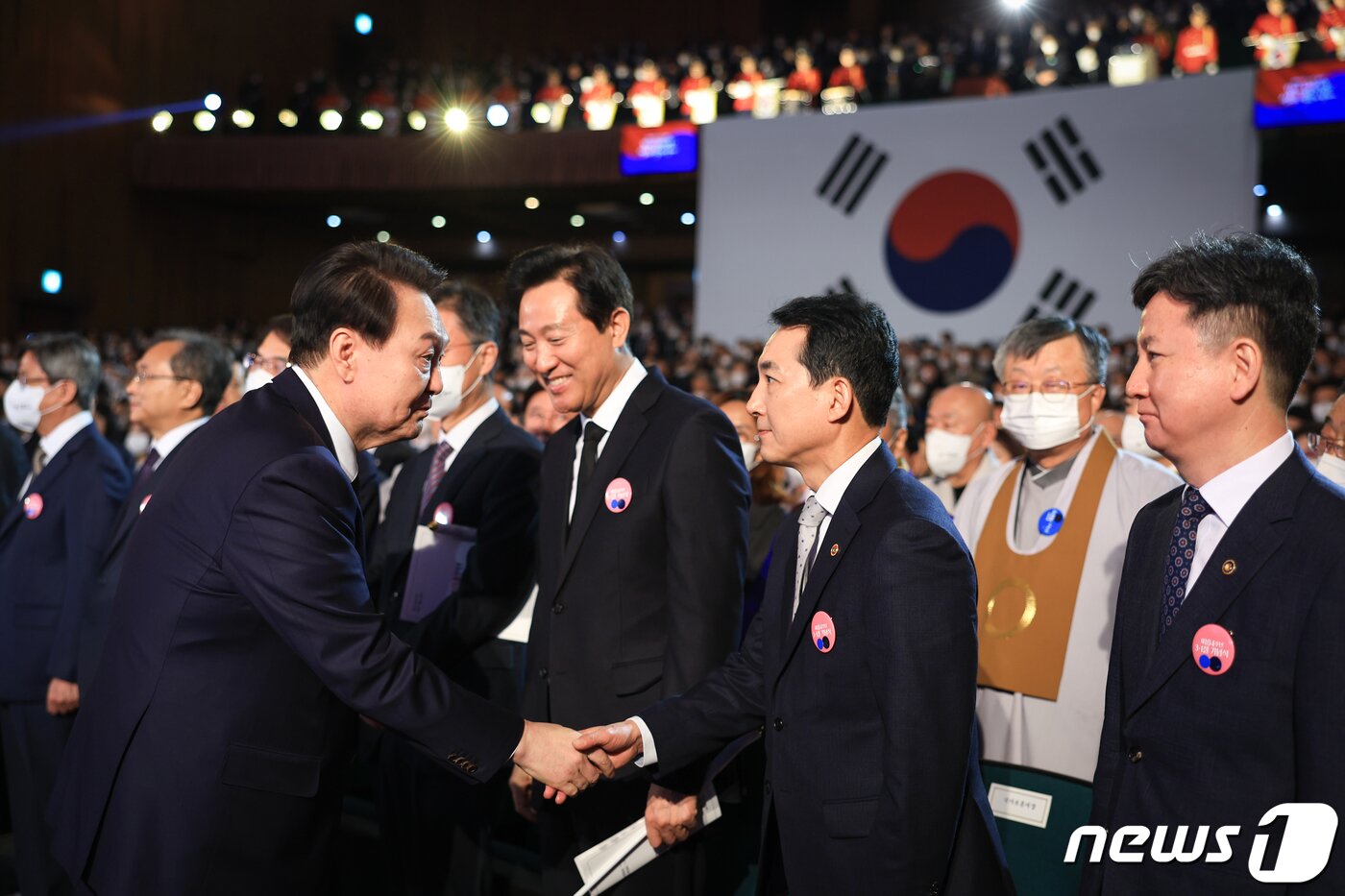 본문 이미지 - 윤석열 대통령이 1일 서울 중구 유관순기념관에서 열린 제104주년 3.1절 기념식에 참석, 박민식 국가보훈처장과 악수하고 있다. (대통령실 제공) 2023.3.1/뉴스1 ⓒ News1 오대일 기자