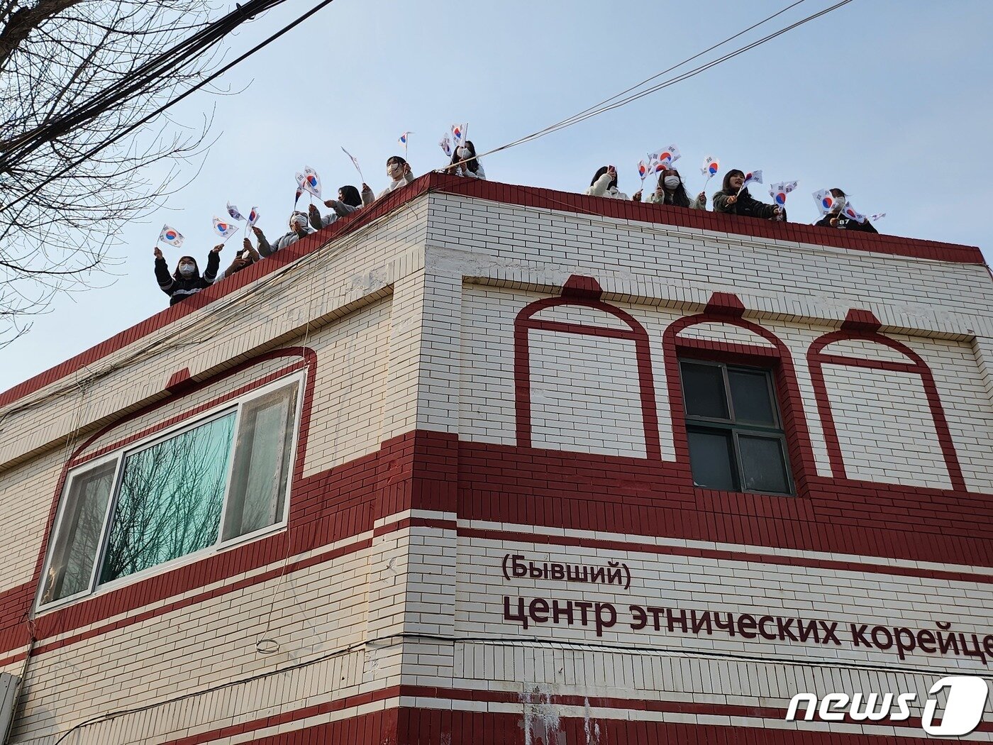 본문 이미지 - 광주 광산구 월곡동 고려인마을에서 삼일만세운동기념대회가 열린 가운데 옥상에서 태극기를 흔드는 고려인들 모습.2023.3.1./뉴스1