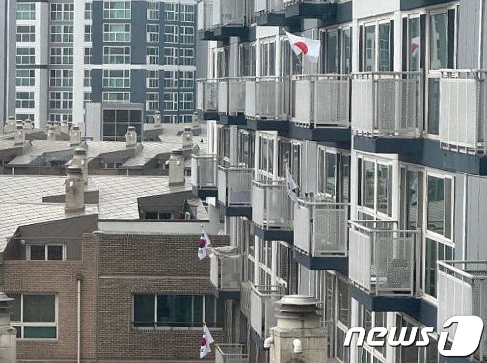 본문 이미지 - 제104주년 3·1절인 1일 세종시의 한 아파트에 태극기 대신 일장기가 걸려 있다.(SNS 갈무리) ⓒ 뉴스1